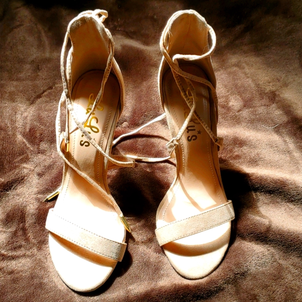EUC Lulus vegan suede wrapped stiletto size 7 tan